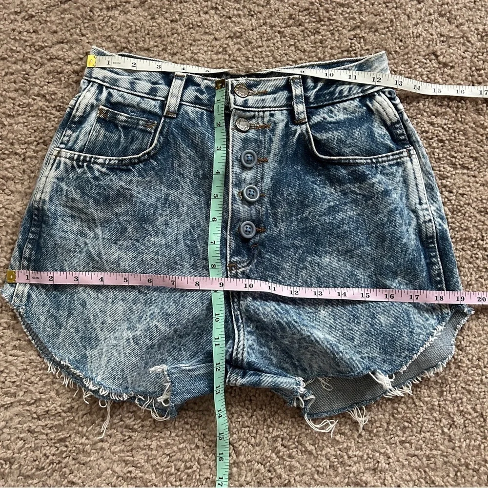 Fever Vintage Medium Wash Blue Raw Hem Button Fly Denim Jean Shorts Size 11